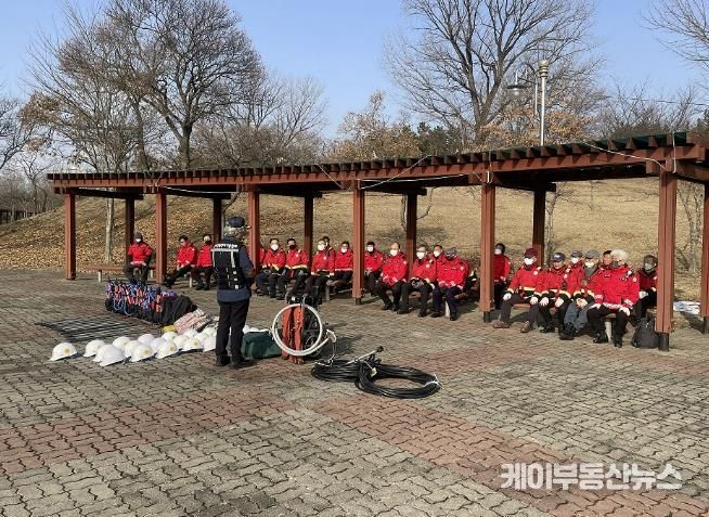 안산시 산불전문진화대가 현장교육을 진행하고 있다.