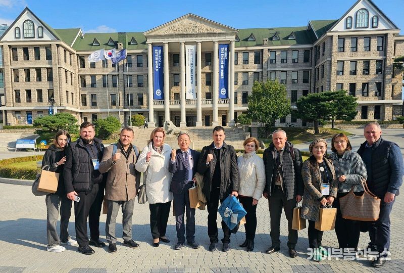 한양대 입구에서 10월 28일 한국과 우크라이나 관계자들이 함께 기념촬영을 하고 있다. 사진 맨 좌측에서 다섯번쨰는 한국-우크라이나 뉴빌딩협회 (KUNBA)의 이사장 이양구 (전 우크리아니 대사)이며, 우측에서 세번째는 글로벌외교관포럼의 제나 정 (Dr.Zena Chung) 이사장이다.
