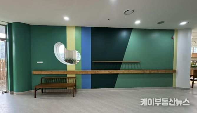 어르신 인지건강 증진을 위한 실내 다감각 정원 '소하담숲' 모습. 사진 오른편 내부 정원에서 왼편 외부 정원으로 나가는 복도의 벽을 자연의 색을 재해석한 색으로 칠했다.
