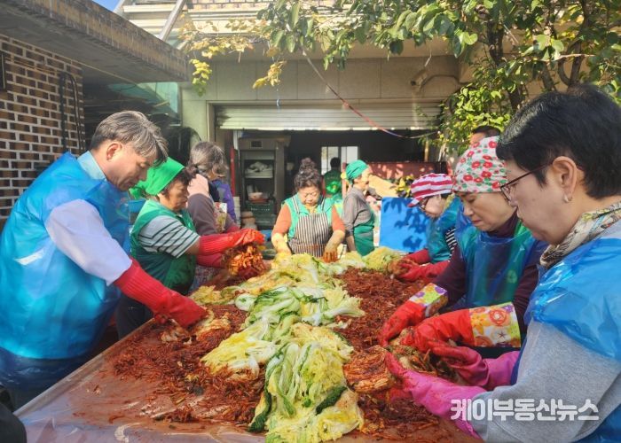 남양주시 오남읍 새마을부녀회, 따뜻한 나눔 실천 ‘사랑의 김장 담그기’