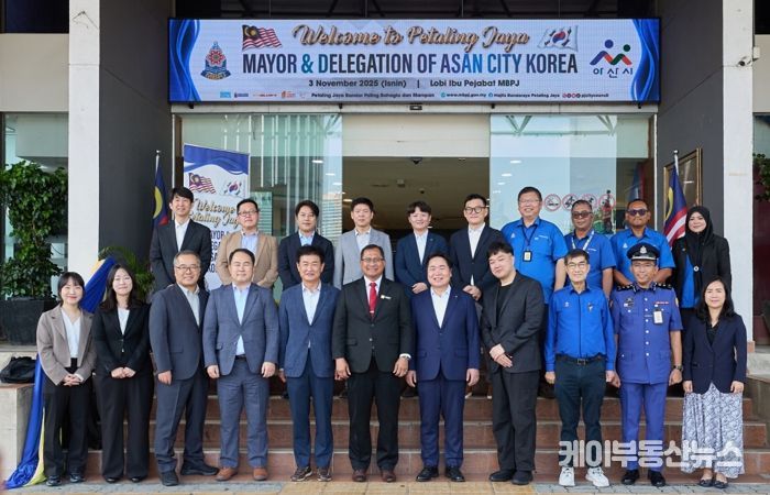 11월 3일 오세현 아산시장이 Mohamad Zahai Bin Hj Samingon 말레이시아 페탈링자야 시장과 페탈링자야 시청 방문 기념 촬영을 하고 있다.