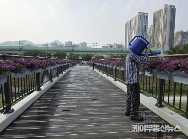 갈매동 매화교 난간 화분 유지·보수, 동구동 경로당 시설 정비사업 등이 진행되었다.