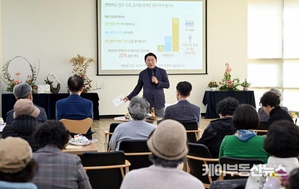 김동근 시장이 11월 7일 ‘성인문해교육 시화전 한마당’ 행사에서 특별강연을 하고 있다.