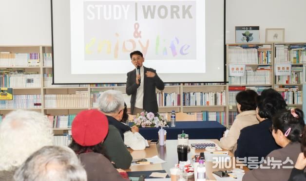 강연 중인 김민식 PD와 청중의 모습