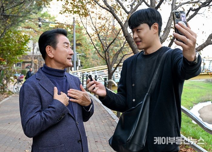 김동근 시장이 11월 6일 ‘민생속으로’의 일환으로 시민 크리에이터 홍상원 씨와 소통하고 있다.