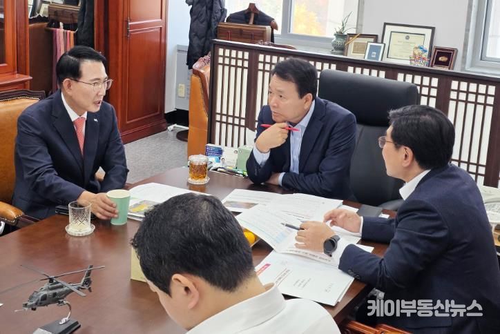 이완섭 서산시장이 13일 국회에서 성일종 국방위원장과 만나 주요 현안 사업 추진을 위한 국비 반영을 건의했다.