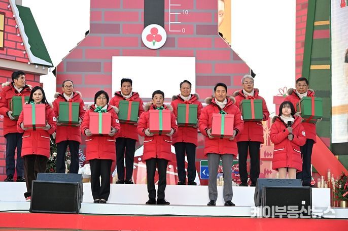오세훈 서울시장이 1일 광화문광장에서 열린 ‘희망2026 나눔캠페인 출범식’에서 온도탑 점등 퍼포먼스에 참여하고 있다.