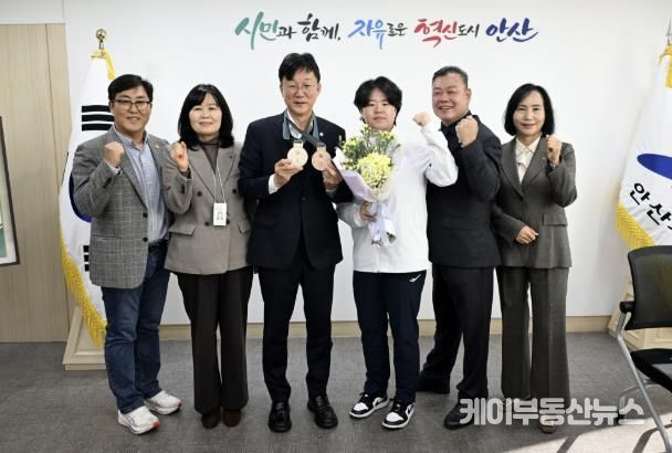 이민근 안산시장(사진 왼쪽에서 세번째)과 홍은미 선수(왼쪽에서 네번째)가 봉납식을 개최하고 기념촬영을 하고 있다.