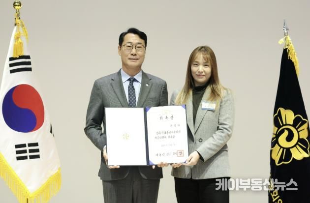 정명근 화성특례시장이 자문위원 위촉장을 들고 기념촬영을 하고 있다