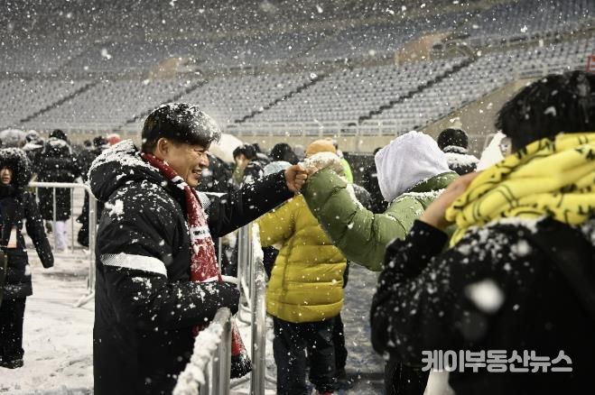 부천FC1995의 승강 PO 1차전이 폭설로 연기된 후 돌아가는 시민들과 조용익 부천시장이 주먹인사를 나누고 있다.