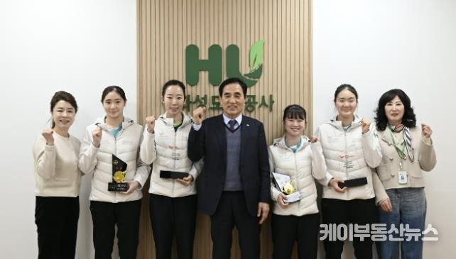 국제대회와 전국대회에서 입상한 화성도시공사 탁구단 선수들과 HU공사 한병홍 사장이 메달과 상패를 들고 기념촬영을 하고 있다.