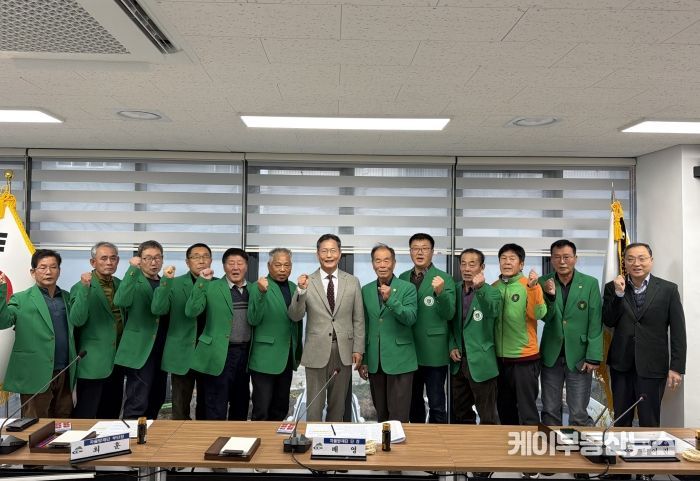 지난 16일, 겨울철 재난 대비를 위한 간담회에서 윤여권 부군수와 지역자율방재단이 함께 기념촬영을 하고 있다.