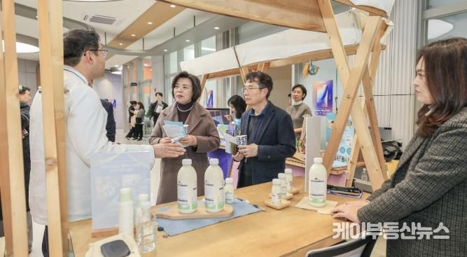 과천시 2025 창업 네트워킹 데이에서 신계용 고천시장과 관계자들이 참여 업체 부스에서 설명을 듣고 있다