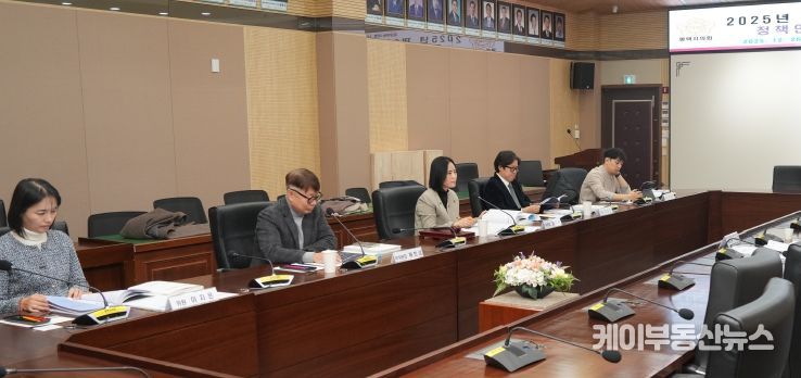 평택시의회 ‘의원 정책연구활동’ 심의하는 위원들