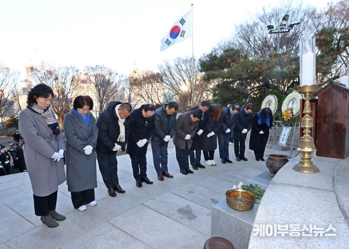 광명시의회, 현충탑 참배로 2026년 병오년 의정활동 시작
