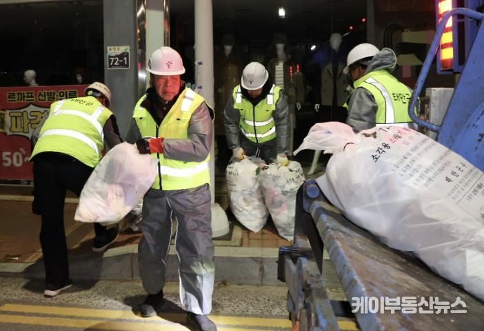 일일 환경미화원을 체험하고 있는 태안군 공무원들의 모습.