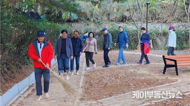 안곡습지공원 황톳길 쓸기 운동