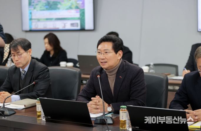 이상일 용인특례시장이 9일 처인구 원삼면에 있는 '용인반도체클러스터 일반산업단지' 현장에서 용인 반도체 프로젝트와 관련해 입장을 설명하고 있다