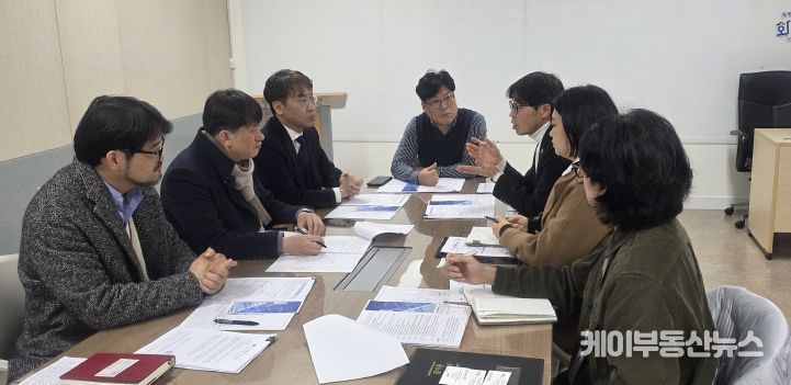 화성특례시의회 의회운영위원장, 도시건설위원회 소속 김영수 의원이 동탄 현민초 옹벽 민원 해결 위한 3차 간담회를 개최하였다.