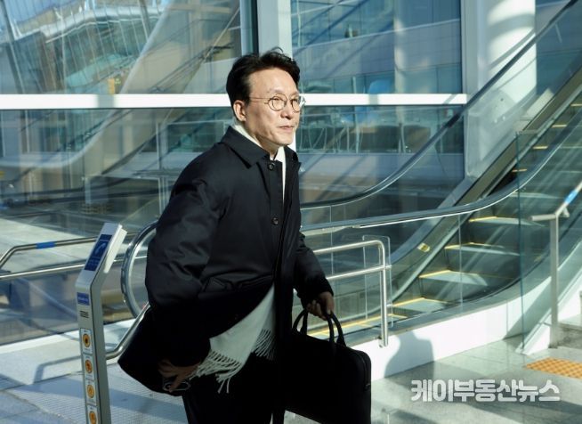 2박 5일 일정으로 미국 워싱턴DC와 뉴욕을 방문하는 김민석 국무총리가 22일 인천국제공항을 통해 출국을 하고 있다.