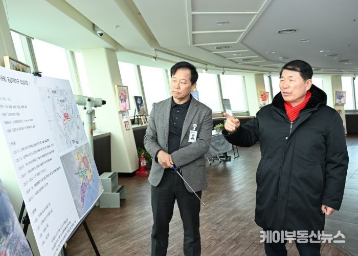 구리토평한강 공공주택지구 스마트 그린시티 사업 현황을 보고받고 있는 백경현 구리시장