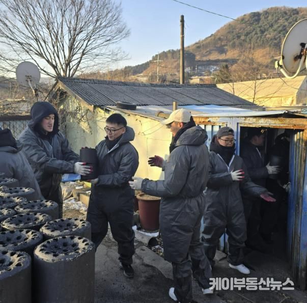 수기사 기갑수색대대, 가평 조종면에 연탄 1,004장 전달