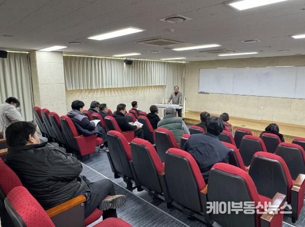 안산시 의료소비자생활협동조합 임직원들이 27일 직무교육을 진행하고 있다.