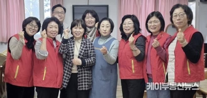 수원시 영통구 매탄1동 지역사회보장협의체, 매탄현대힐스테이트 경로당서 설 맞이 떡국 나눔