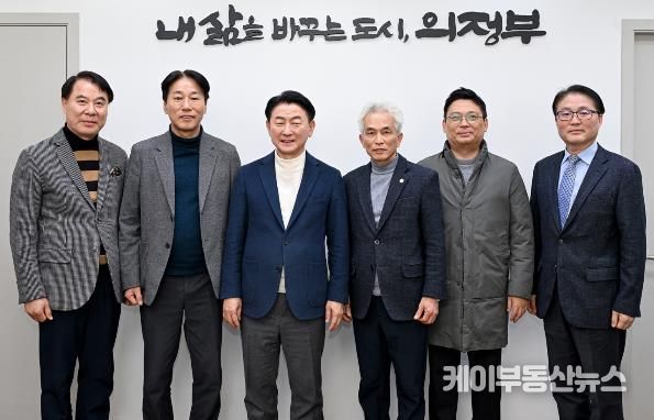 1월 29일 (사)용현산업단지 기업인협의회 신년인사회 참석자들이 기념촬영을 하고 있다.