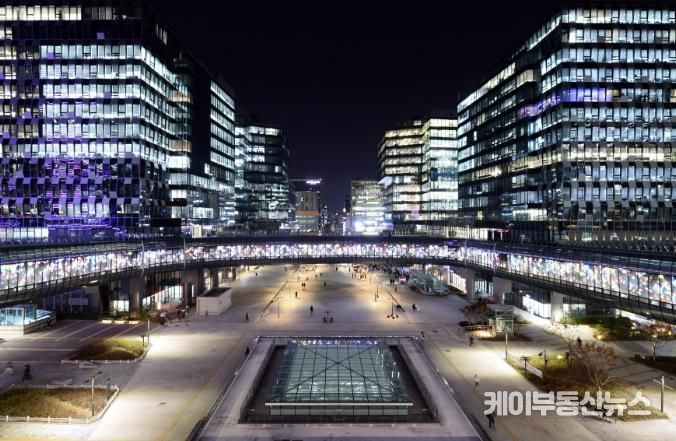 성남 첨단산업 기업 사무실 불빛으로 밝아진 판교테크노밸리의 야경