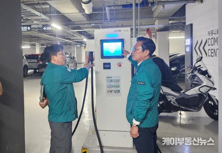 김석필 천안시장 권한대행 부시장이 공동주택 지하주차장 전기차 충전시설을 점검하고 있다.