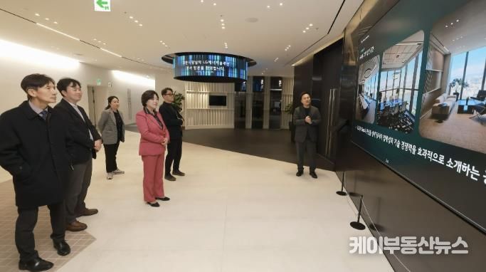 2025년 11월 신계용 과천시장과 시 관계자들이 LG에너지솔루션 본사를 방문해 회사 소개를 듣고 있다.