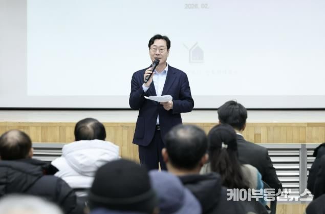 정명근 화성특례시장이 ‘동부 반다비체육센터 건립’ 주민설명회에서 인사말을 하고 있다.