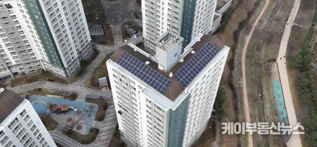 수원시 최초로 ‘아파트 알이(RE)100 옥상형 태양광 시범사업’을 추진된 와이시티아파트 전경.