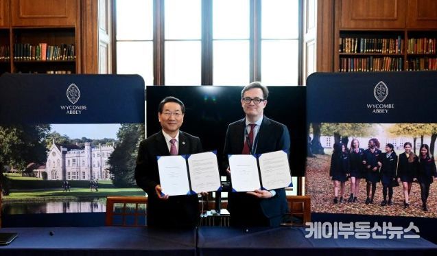 유정복 인천광역시장이 24일(현지시간) 영국 위컴 애비 스쿨(Wycombe Abbey School)을 방문해 피터 워렌 이사장과 MOU를 체결한 뒤 기념촬영을 하고 있다.
