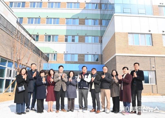 이현재 하남시장이 지난 2월 20일 개교를 앞둔 한홀중학교를 방문해 합동 안전점검을 진행한 후 관계자들과 기념촬영을 하고 있다.