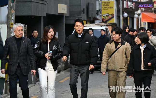 오세훈 서울시장이 9일(월) 오후 동대문구 휘경동 일대에서 청년들과 함께 전·월세 실태와 주거 환경을 점검하고 있다.