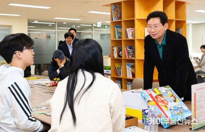 이상일 용인특례시장이 14일 동천청소년문화의집 시설을 방문해 청소년 이용자들과 이야기를 나누고 있다.