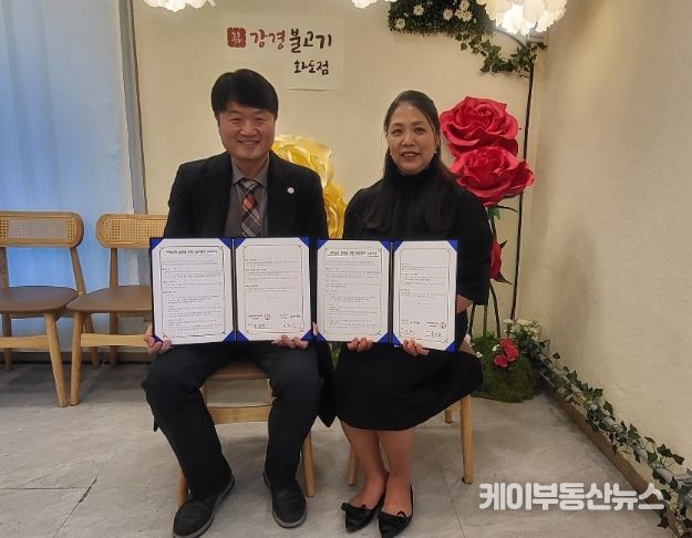 협약식 사진 / (좌) 윤인규 원장, (우) 전해숙 대표