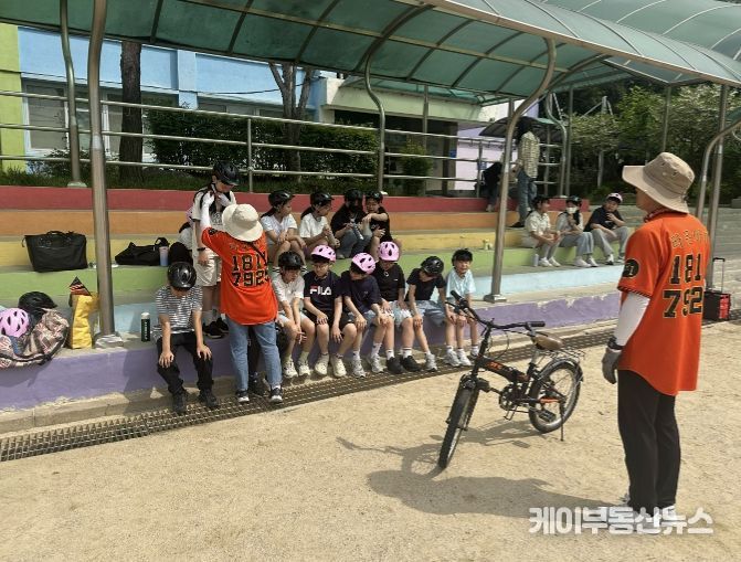 학교 운동장에서 학생들이 자전거 보호장구 착용 요령 교육을 받고 있다.