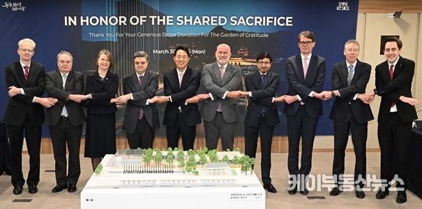 오세훈 서울시장이 30일(월) ‘감사의정원 석재기증국 주한외교단 간담회’ 참석자들과 기념사진을 촬영하고 있다.