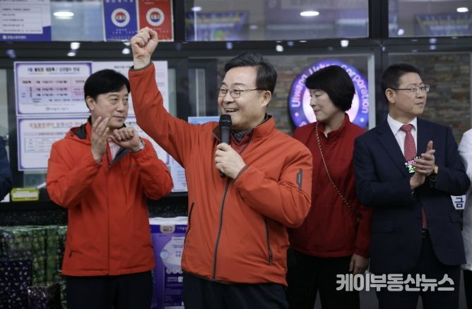 김성제 의왕시장이 대회 참가 선수들을 격려하고 있다.