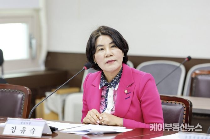안산시의회 김유숙 의원이 지난 24일 제2상임위원실에서 열린 제302회 임시회 기획행정위원회에서 자신이 대표 발의한 ‘안산시 농어업작업안전재해 예방 및 지원에 관한 조례안’에 대해 설명하고 있다.