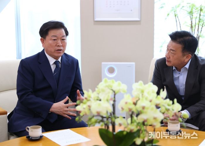 박승원 광명시장(사진 왼쪽)이 31일 오후 인천 송도 포스코이앤씨 본사를 찾아 송치영 포스코이앤씨 사장(사진 오른쪽)과 만나 신안산선 사고 현장 인근 주요 시설물의 전면 보강과 신속한 피해 보상에 대해 확답을 받고 있다.