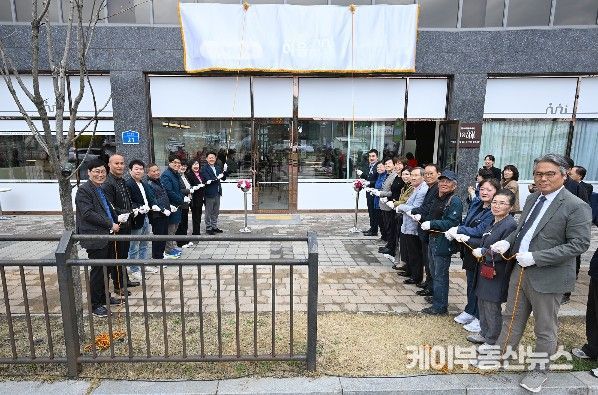 의정부시 고산동주민센터는 3월 31일 주민들이 자유롭게 머물며 소통할 수 있는 주민공유공간 ‘이음마루’를 개소했다.
