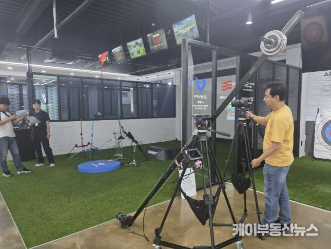 중소기업 사업장에서 해외 홍보용 영상 촬영을 하고 있다.