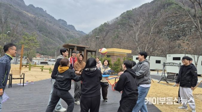 경기도지체장애인협회 수원시지회 회원들이 청량산 수원캠핑장에서 프로그램에 참여하고 있다.