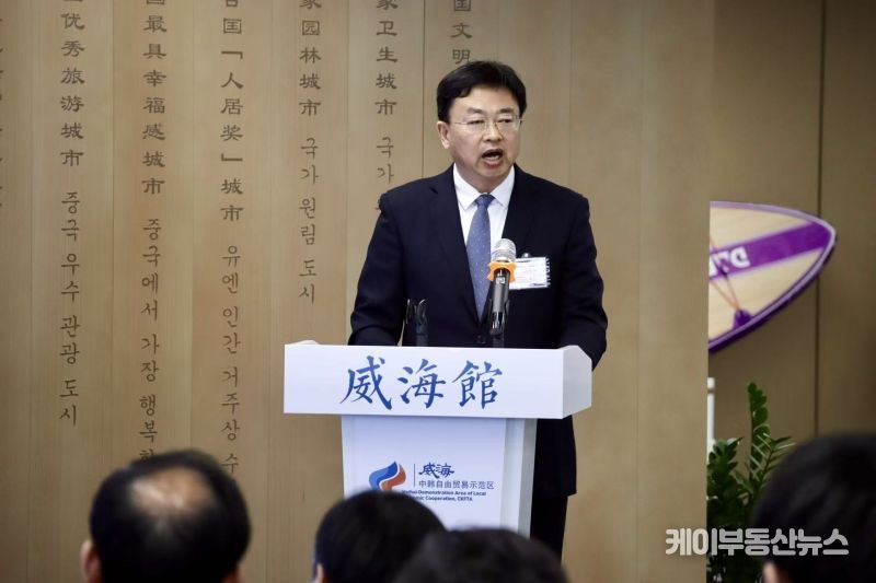 인천송도 웨이하이관에서 열린 ‘국제 웰리스 관광시험구 홍보설명회및 건강식품 교류회’에 참석한 중국 웨이하이시 경제기술개발구 상무국 유증파 국장이 인사말을 하고있다.