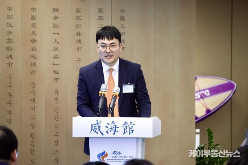 웨이하이시 정부 주한 경제무역대표처 상법술 수석대표가 국제 웰리스 관광시험구 홍보설명회에서 인사말을 하고 있다.