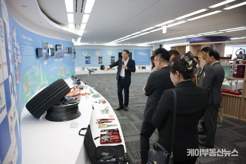 웨이하이시 정부 주한 경제무역대표처 우건성 부대표가 웨이하이 기업 제품에 대한 설명을 하고 있다.